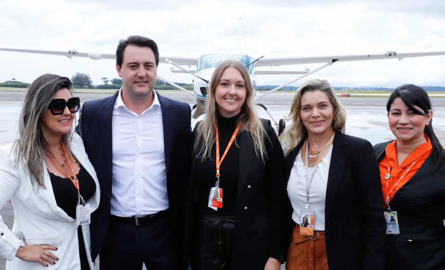 Dois potentes jatos de água batizaram simbolicamente as primeiras aeronaves que partiram com voos de Curitiba para o Interior do Estado inaugurando oficialmente, nesta terça-feira (22), o programa Voe Paraná. O governador Carlos Massa Ratinho Junior acompanhou a estreia no Aeroporto Afonso Pena, em São José dos Pinhais, recepcionando os primeiros passageiros com destino ao Interior do Estado.