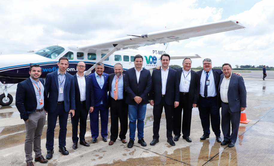 Dois potentes jatos de água batizaram simbolicamente as primeiras aeronaves que partiram com voos de Curitiba para o Interior do Estado inaugurando oficialmente, nesta terça-feira (22), o programa Voe Paraná. O governador Carlos Massa Ratinho Junior acompanhou a estreia no Aeroporto Afonso Pena, em São José dos Pinhais, recepcionando os primeiros passageiros com destino ao Interior do Estado.