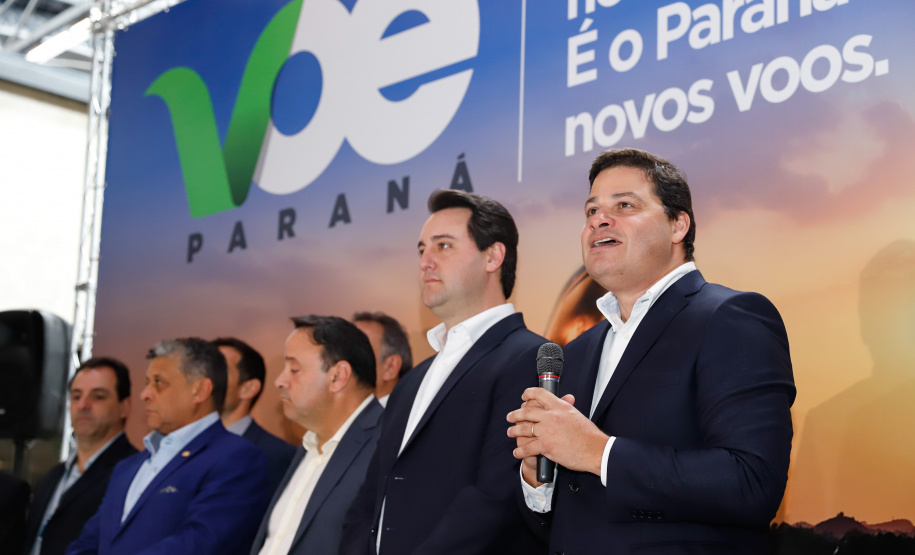 Dois potentes jatos de água batizaram simbolicamente as primeiras aeronaves que partiram com voos de Curitiba para o Interior do Estado inaugurando oficialmente, nesta terça-feira (22), o programa Voe Paraná. O governador Carlos Massa Ratinho Junior acompanhou a estreia no Aeroporto Afonso Pena, em São José dos Pinhais, recepcionando os primeiros passageiros com destino ao Interior do Estado.