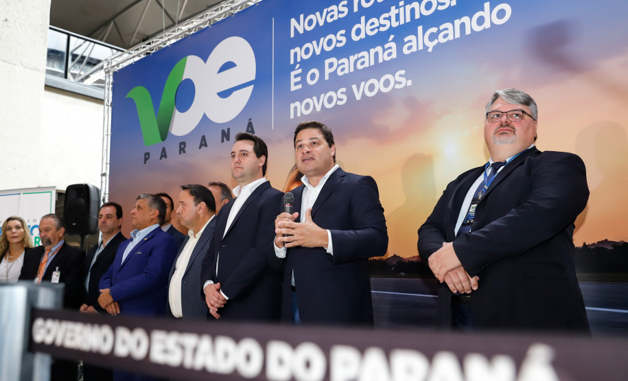 Dois potentes jatos de água batizaram simbolicamente as primeiras aeronaves que partiram com voos de Curitiba para o Interior do Estado inaugurando oficialmente, nesta terça-feira (22), o programa Voe Paraná. O governador Carlos Massa Ratinho Junior acompanhou a estreia no Aeroporto Afonso Pena, em São José dos Pinhais, recepcionando os primeiros passageiros com destino ao Interior do Estado.