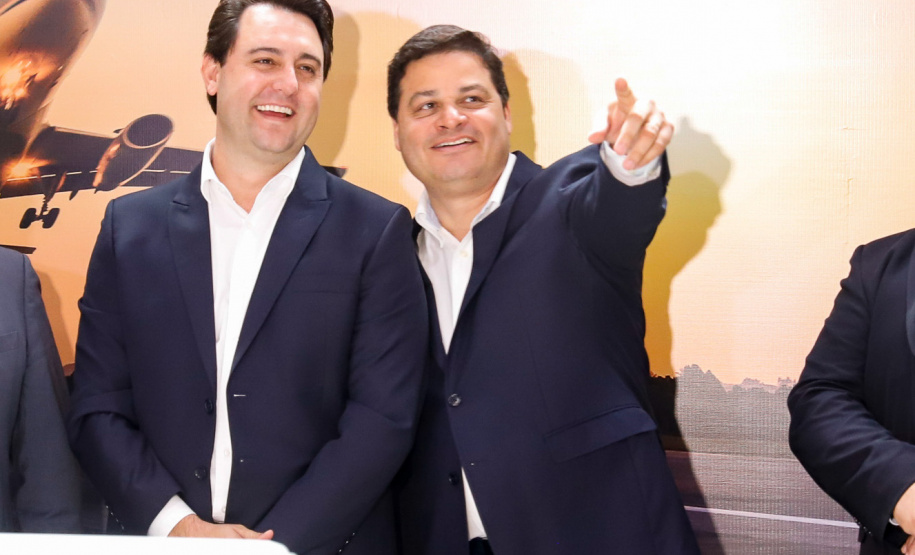 Dois potentes jatos de água batizaram simbolicamente as primeiras aeronaves que partiram com voos de Curitiba para o Interior do Estado inaugurando oficialmente, nesta terça-feira (22), o programa Voe Paraná. O governador Carlos Massa Ratinho Junior acompanhou a estreia no Aeroporto Afonso Pena, em São José dos Pinhais, recepcionando os primeiros passageiros com destino ao Interior do Estado.