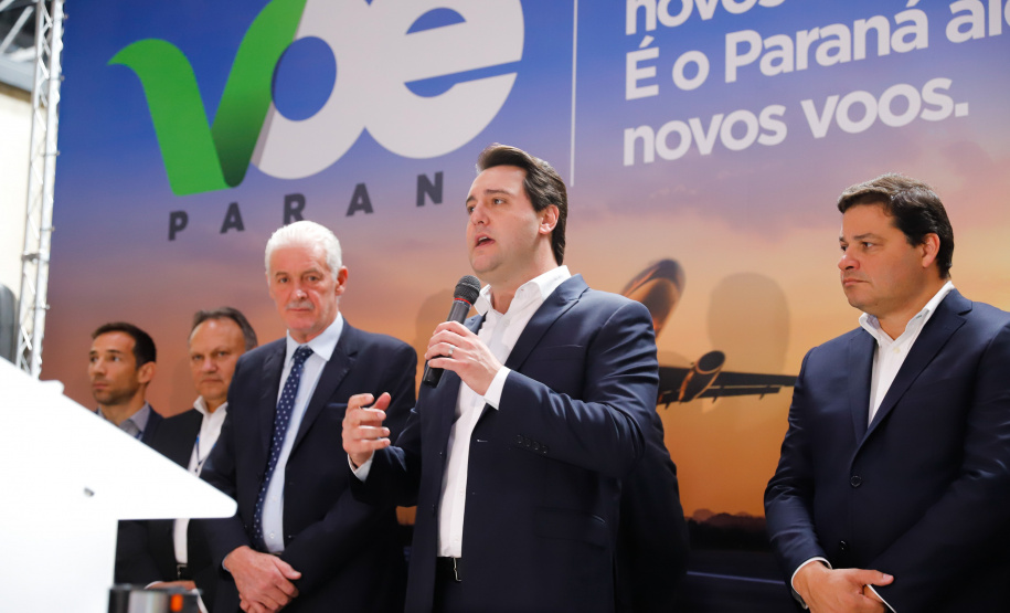 Dois potentes jatos de água batizaram simbolicamente as primeiras aeronaves que partiram com voos de Curitiba para o Interior do Estado inaugurando oficialmente, nesta terça-feira (22), o programa Voe Paraná. O governador Carlos Massa Ratinho Junior acompanhou a estreia no Aeroporto Afonso Pena, em São José dos Pinhais, recepcionando os primeiros passageiros com destino ao Interior do Estado.