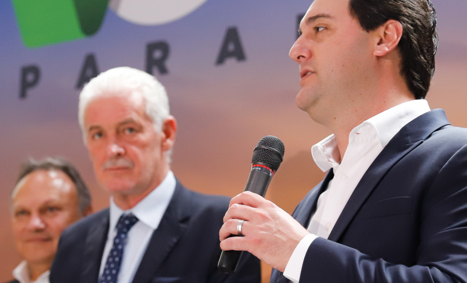 Dois potentes jatos de água batizaram simbolicamente as primeiras aeronaves que partiram com voos de Curitiba para o Interior do Estado inaugurando oficialmente, nesta terça-feira (22), o programa Voe Paraná. O governador Carlos Massa Ratinho Junior acompanhou a estreia no Aeroporto Afonso Pena, em São José dos Pinhais, recepcionando os primeiros passageiros com destino ao Interior do Estado.