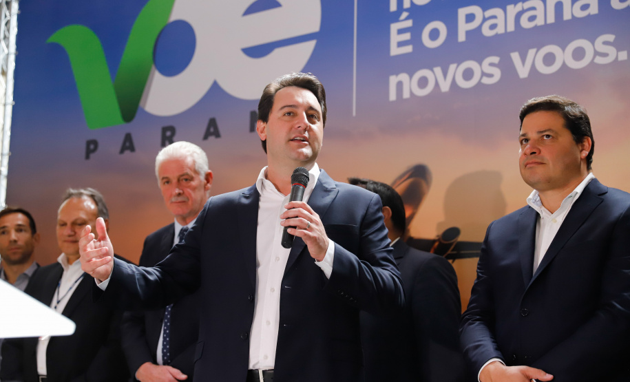 Dois potentes jatos de água batizaram simbolicamente as primeiras aeronaves que partiram com voos de Curitiba para o Interior do Estado inaugurando oficialmente, nesta terça-feira (22), o programa Voe Paraná. O governador Carlos Massa Ratinho Junior acompanhou a estreia no Aeroporto Afonso Pena, em São José dos Pinhais, recepcionando os primeiros passageiros com destino ao Interior do Estado.