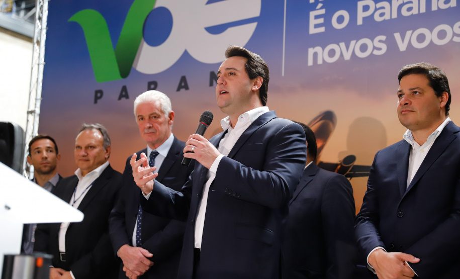 Dois potentes jatos de água batizaram simbolicamente as primeiras aeronaves que partiram com voos de Curitiba para o Interior do Estado inaugurando oficialmente, nesta terça-feira (22), o programa Voe Paraná. O governador Carlos Massa Ratinho Junior acompanhou a estreia no Aeroporto Afonso Pena, em São José dos Pinhais, recepcionando os primeiros passageiros com destino ao Interior do Estado.