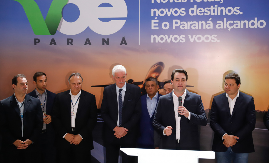 Dois potentes jatos de água batizaram simbolicamente as primeiras aeronaves que partiram com voos de Curitiba para o Interior do Estado inaugurando oficialmente, nesta terça-feira (22), o programa Voe Paraná. O governador Carlos Massa Ratinho Junior acompanhou a estreia no Aeroporto Afonso Pena, em São José dos Pinhais, recepcionando os primeiros passageiros com destino ao Interior do Estado.