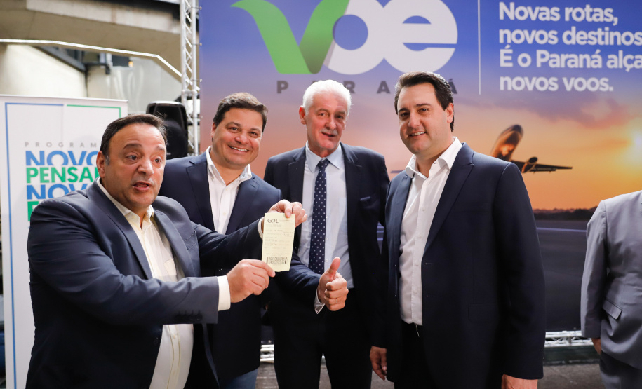 Dois potentes jatos de água batizaram simbolicamente as primeiras aeronaves que partiram com voos de Curitiba para o Interior do Estado inaugurando oficialmente, nesta terça-feira (22), o programa Voe Paraná. O governador Carlos Massa Ratinho Junior acompanhou a estreia no Aeroporto Afonso Pena, em São José dos Pinhais, recepcionando os primeiros passageiros com destino ao Interior do Estado.