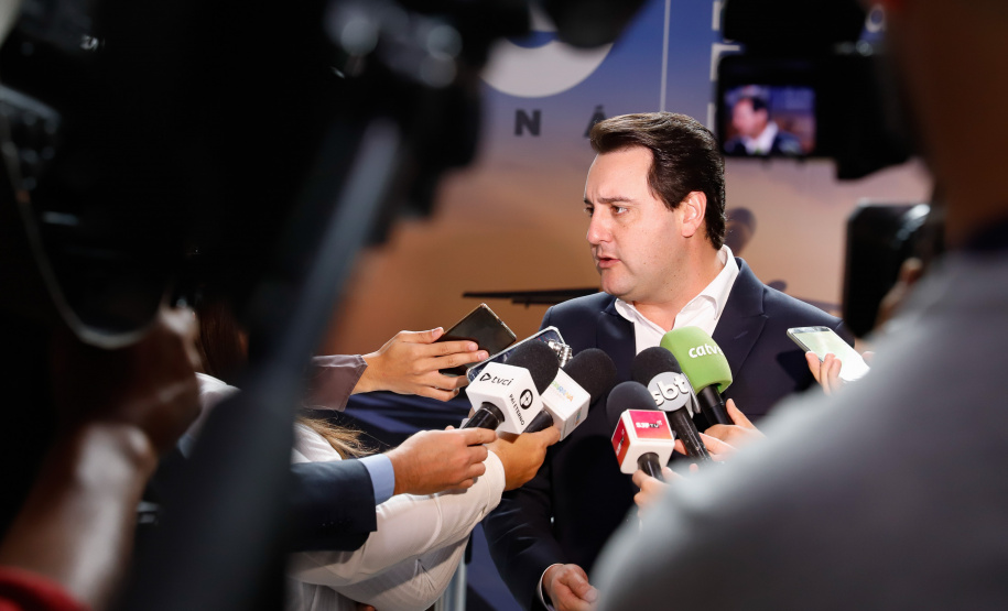 Dois potentes jatos de água batizaram simbolicamente as primeiras aeronaves que partiram com voos de Curitiba para o Interior do Estado inaugurando oficialmente, nesta terça-feira (22), o programa Voe Paraná. O governador Carlos Massa Ratinho Junior acompanhou a estreia no Aeroporto Afonso Pena, em São José dos Pinhais, recepcionando os primeiros passageiros com destino ao Interior do Estado.