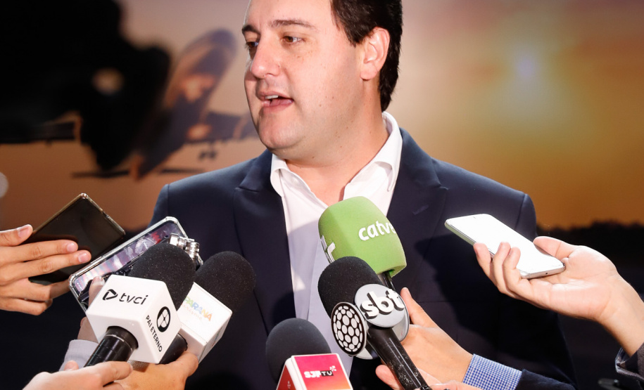 Dois potentes jatos de água batizaram simbolicamente as primeiras aeronaves que partiram com voos de Curitiba para o Interior do Estado inaugurando oficialmente, nesta terça-feira (22), o programa Voe Paraná. O governador Carlos Massa Ratinho Junior acompanhou a estreia no Aeroporto Afonso Pena, em São José dos Pinhais, recepcionando os primeiros passageiros com destino ao Interior do Estado.