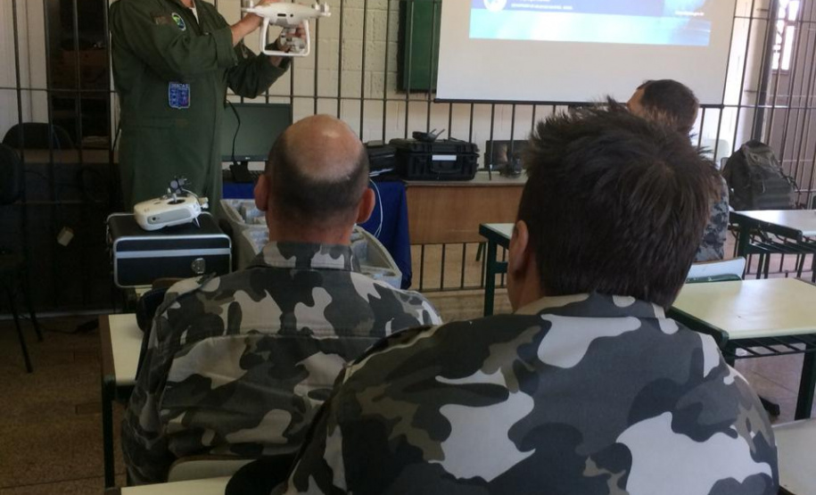 Unidades prisionais de Foz do Iguaçu e Londrina começaram um projeto pioneiro de monitoramento de presos por meio de drones. A ideia do Departamento Penitenciário do Paraná (Depen) é aproveitar que as Aeronaves Remotamente Pilotadas têm alta tecnologia e baixo custo. Nos últimos meses, os servidores da instituição têm recebido treinamento para trabalhar com os equipamentos. Foto; Divulgação/Depen