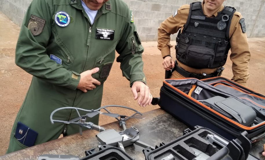 Unidades prisionais de Foz do Iguaçu e Londrina começaram um projeto pioneiro de monitoramento de presos por meio de drones. A ideia do Departamento Penitenciário do Paraná (Depen) é aproveitar que as Aeronaves Remotamente Pilotadas têm alta tecnologia e baixo custo. Nos últimos meses, os servidores da instituição têm recebido treinamento para trabalhar com os equipamentos. Foto; Divulgação/Depen