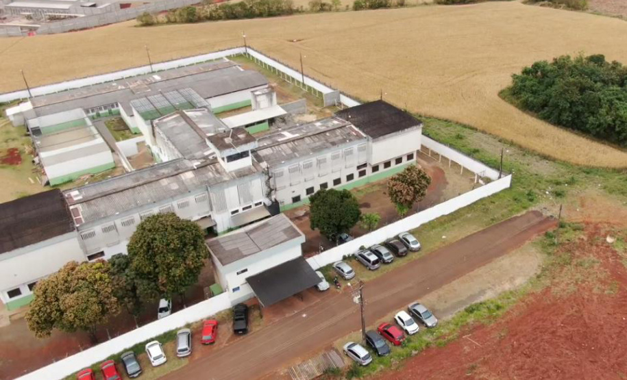 Unidades prisionais de Foz do Iguaçu e Londrina começaram um projeto pioneiro de monitoramento de presos por meio de drones. A ideia do Departamento Penitenciário do Paraná (Depen) é aproveitar que as Aeronaves Remotamente Pilotadas têm alta tecnologia e baixo custo. Nos últimos meses, os servidores da instituição têm recebido treinamento para trabalhar com os equipamentos. Foto; Divulgação/Depen