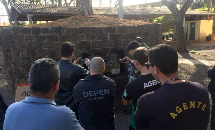 Unidades prisionais de Foz do Iguaçu e Londrina começaram um projeto pioneiro de monitoramento de presos por meio de drones. A ideia do Departamento Penitenciário do Paraná (Depen) é aproveitar que as Aeronaves Remotamente Pilotadas têm alta tecnologia e baixo custo. Nos últimos meses, os servidores da instituição têm recebido treinamento para trabalhar com os equipamentos. Foto; Divulgação/Depen