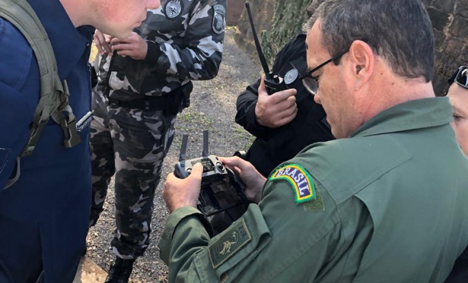 Unidades prisionais de Foz do Iguaçu e Londrina começaram um projeto pioneiro de monitoramento de presos por meio de drones. A ideia do Departamento Penitenciário do Paraná (Depen) é aproveitar que as Aeronaves Remotamente Pilotadas têm alta tecnologia e baixo custo. Nos últimos meses, os servidores da instituição têm recebido treinamento para trabalhar com os equipamentos. Foto; Divulgação/Depen