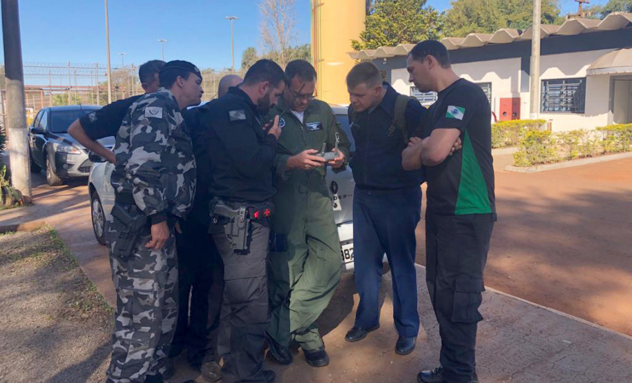 Unidades prisionais de Foz do Iguaçu e Londrina começaram um projeto pioneiro de monitoramento de presos por meio de drones. A ideia do Departamento Penitenciário do Paraná (Depen) é aproveitar que as Aeronaves Remotamente Pilotadas têm alta tecnologia e baixo custo. Nos últimos meses, os servidores da instituição têm recebido treinamento para trabalhar com os equipamentos. Foto; Divulgação/Depen