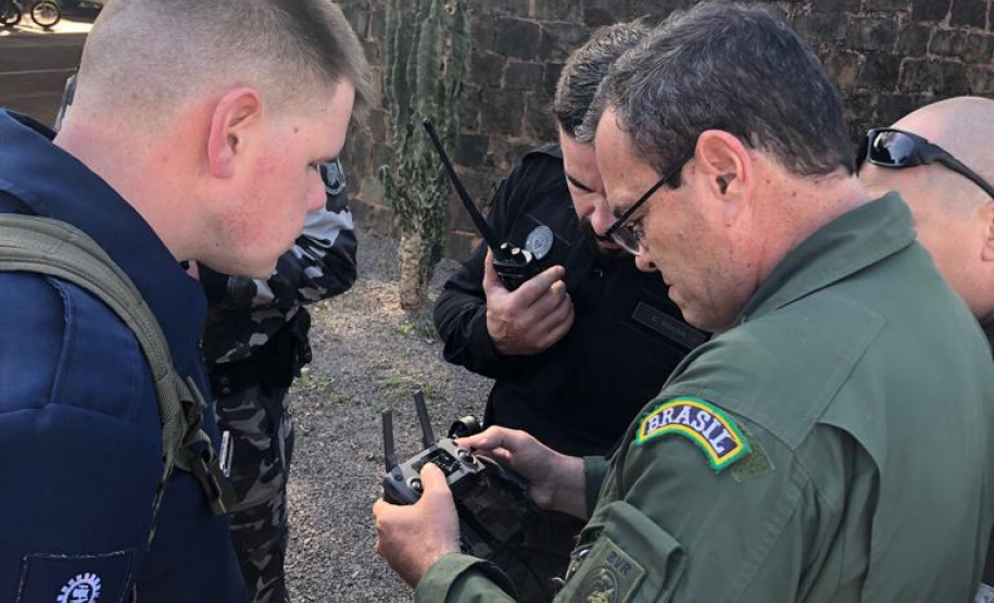 Unidades prisionais de Foz do Iguaçu e Londrina começaram um projeto pioneiro de monitoramento de presos por meio de drones. A ideia do Departamento Penitenciário do Paraná (Depen) é aproveitar que as Aeronaves Remotamente Pilotadas têm alta tecnologia e baixo custo. Nos últimos meses, os servidores da instituição têm recebido treinamento para trabalhar com os equipamentos. Foto; Divulgação/Depen
