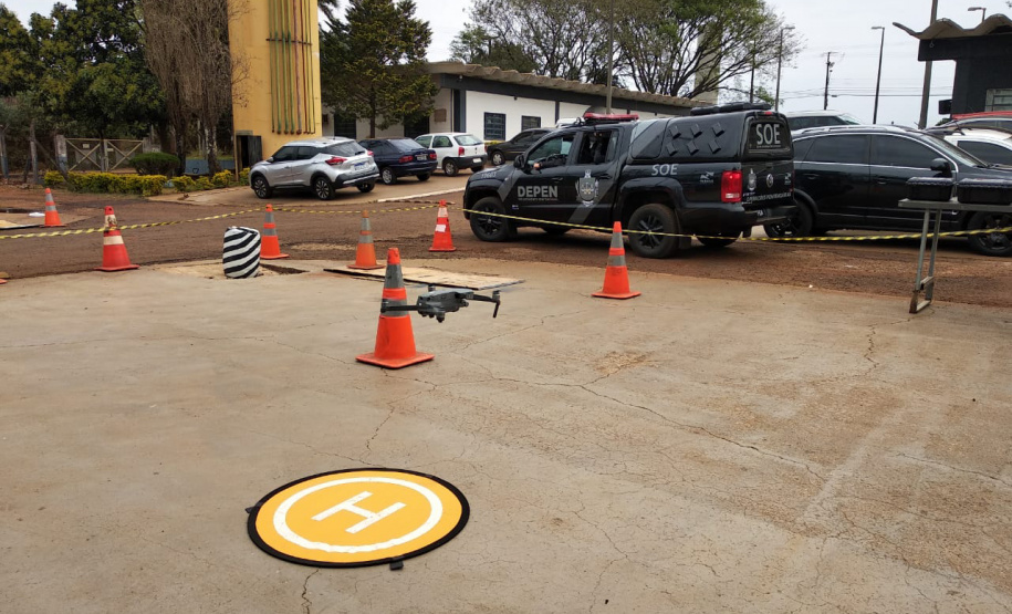 Unidades prisionais de Foz do Iguaçu e Londrina começaram um projeto pioneiro de monitoramento de presos por meio de drones. A ideia do Departamento Penitenciário do Paraná (Depen) é aproveitar que as Aeronaves Remotamente Pilotadas têm alta tecnologia e baixo custo. Nos últimos meses, os servidores da instituição têm recebido treinamento para trabalhar com os equipamentos. Foto; Divulgação/Depen