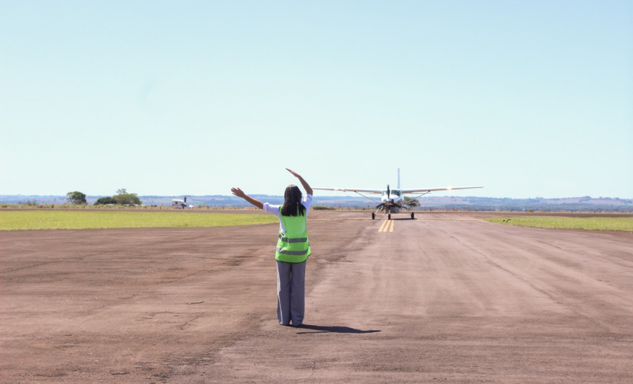 Em Guaíra, no Oeste do Paraná, fronteira com o Paraguai, a nova linha aérea ligando a Curitiba, inaugurada nesta terça-feira (22), deverá concretizar o projeto de lojas francas, que já está autorizado e regulamentado, esperando apenas investimentos de empresários. O município integra a malha aeroviária do programa Voe Paraná.Foto: Prefeitura de Guaíra