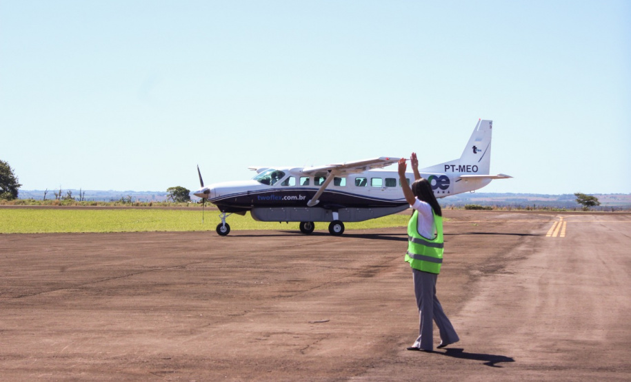 Em Guaíra, no Oeste do Paraná, fronteira com o Paraguai, a nova linha aérea ligando a Curitiba, inaugurada nesta terça-feira (22), deverá concretizar o projeto de lojas francas, que já está autorizado e regulamentado, esperando apenas investimentos de empresários. O município integra a malha aeroviária do programa Voe Paraná.Foto: Prefeitura de Guaíra