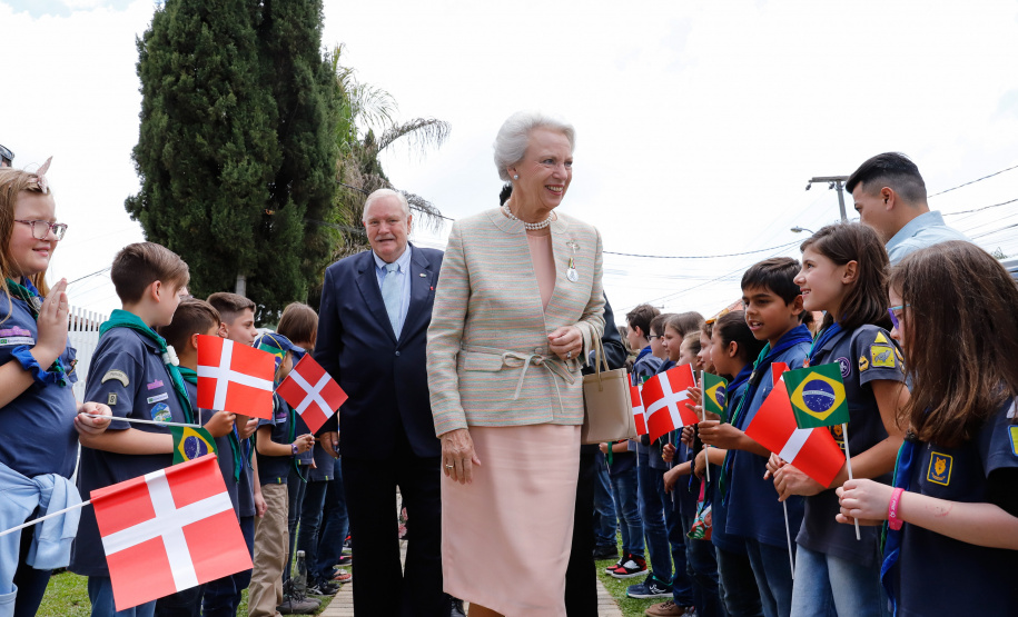 Foi inaugurada nesta terça-feira (22) a sede do Instituto Princesa Benedikte em Curitiba, primeiro projeto social dinamarquês no Brasil, que vai abrigar crianças que foram retiradas da guarda dos pais, vítimas de abandono ou violência. O governador Carlos Massa Ratinho Junior participou evento, que contou com a presença da princesa Benedikte da Dinamarca, patrona da entidade.