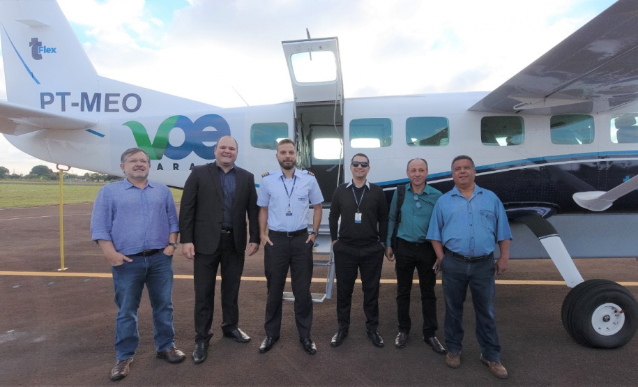 Apaixonado por aviação, o corretor de imóveis Luis Carlos Barroso, morador em Mamborê, foi o primeiro passageiro do Voe Paraná. Ele embarcou no voo que saiu de Campo Mourão com destino a Curitiba por volta das 8 horas desta terça-feira (22). “Quando saiu o Voe Paraná já fiquei antenado. Quando saiu a comercialização, já comprei”, conta ele, que viajou a trabalho para a capital. Foto: Prefeitura de Campo Mourão