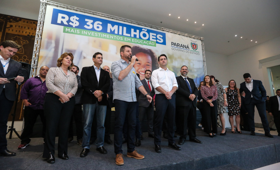 O governador Carlos Massa Ratinho Junior confirma nesta terça-feira (22) recursos para investimentos em infraestrutura escolar. Serão emitidas ordens de serviço para início de obras de reparos e melhorias e autorizadas novas licitações, envolvendo mais de 100 escolas, em todas as regiões do Estado   Curitiba, 22/10/2019 - Foto: Geraldo Bubniak/AEN