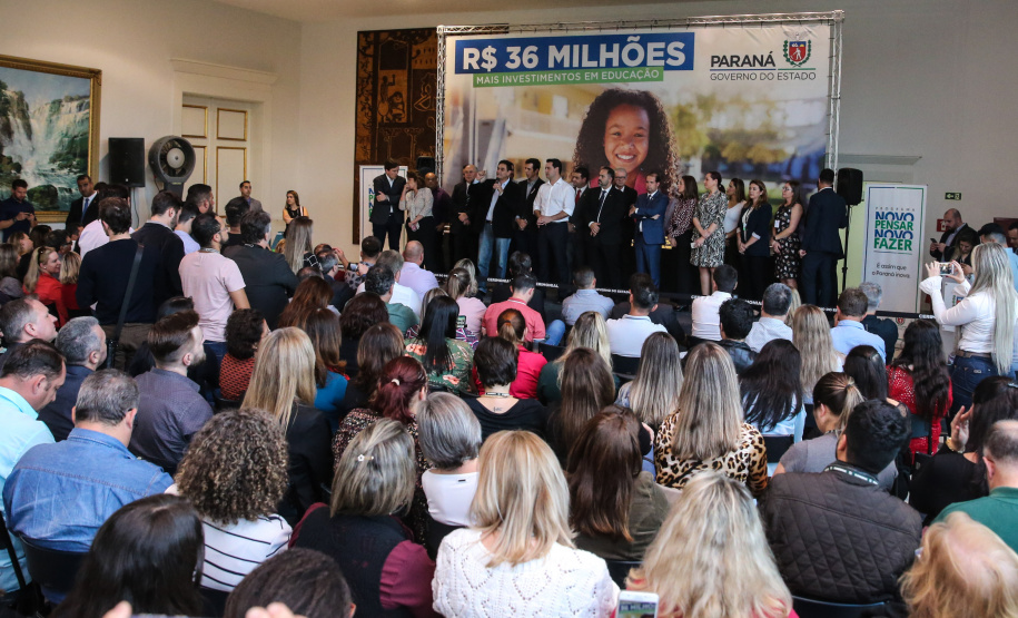 O governador Carlos Massa Ratinho Junior confirma nesta terça-feira (22) recursos para investimentos em infraestrutura escolar. Serão emitidas ordens de serviço para início de obras de reparos e melhorias e autorizadas novas licitações, envolvendo mais de 100 escolas, em todas as regiões do Estado   Curitiba, 22/10/2019 - Foto: Geraldo Bubniak/AEN