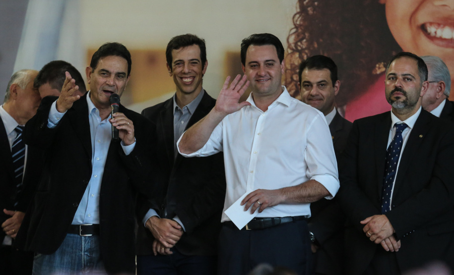 O governador Carlos Massa Ratinho Junior confirma nesta terça-feira (22) recursos para investimentos em infraestrutura escolar. Serão emitidas ordens de serviço para início de obras de reparos e melhorias e autorizadas novas licitações, envolvendo mais de 100 escolas, em todas as regiões do Estado   Curitiba, 22/10/2019 - Foto: Geraldo Bubniak/AEN