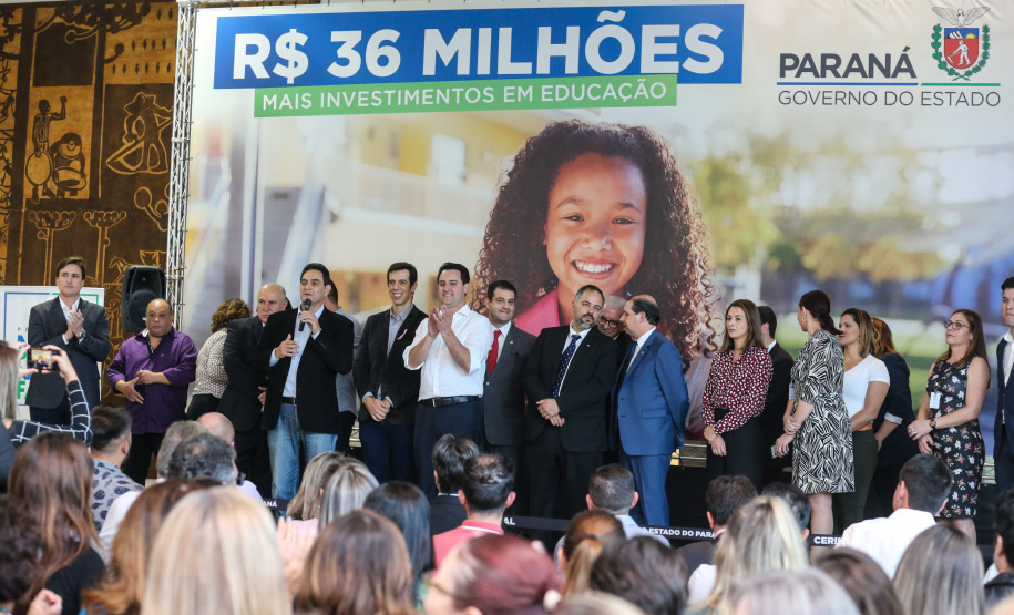 O governador Carlos Massa Ratinho Junior confirma nesta terça-feira (22) recursos para investimentos em infraestrutura escolar. Serão emitidas ordens de serviço para início de obras de reparos e melhorias e autorizadas novas licitações, envolvendo mais de 100 escolas, em todas as regiões do Estado   Curitiba, 22/10/2019 - Foto: Geraldo Bubniak/AEN