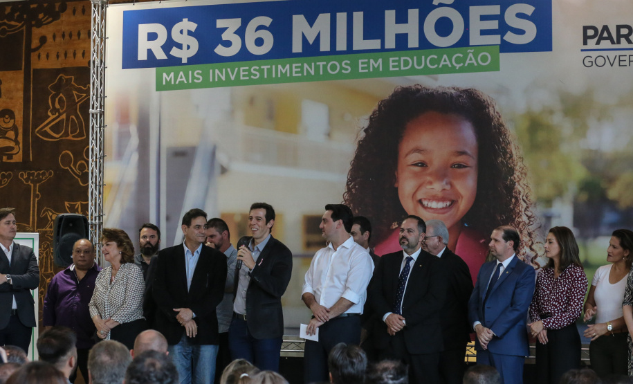 O governador Carlos Massa Ratinho Junior confirma nesta terça-feira (22) recursos para investimentos em infraestrutura escolar. Serão emitidas ordens de serviço para início de obras de reparos e melhorias e autorizadas novas licitações, envolvendo mais de 100 escolas, em todas as regiões do Estado   Curitiba, 22/10/2019 - Foto: Geraldo Bubniak/AEN