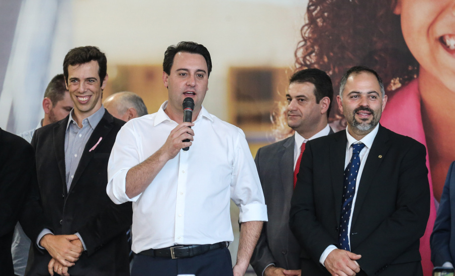 O governador Carlos Massa Ratinho Junior confirma nesta terça-feira (22) recursos para investimentos em infraestrutura escolar. Serão emitidas ordens de serviço para início de obras de reparos e melhorias e autorizadas novas licitações, envolvendo mais de 100 escolas, em todas as regiões do Estado   Curitiba, 22/10/2019 - Foto: Geraldo Bubniak/AEN