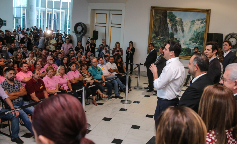 O governador Carlos Massa Ratinho Junior confirma nesta terça-feira (22) recursos para investimentos em infraestrutura escolar. Serão emitidas ordens de serviço para início de obras de reparos e melhorias e autorizadas novas licitações, envolvendo mais de 100 escolas, em todas as regiões do Estado   Curitiba, 22/10/2019 - Foto: Geraldo Bubniak/AEN