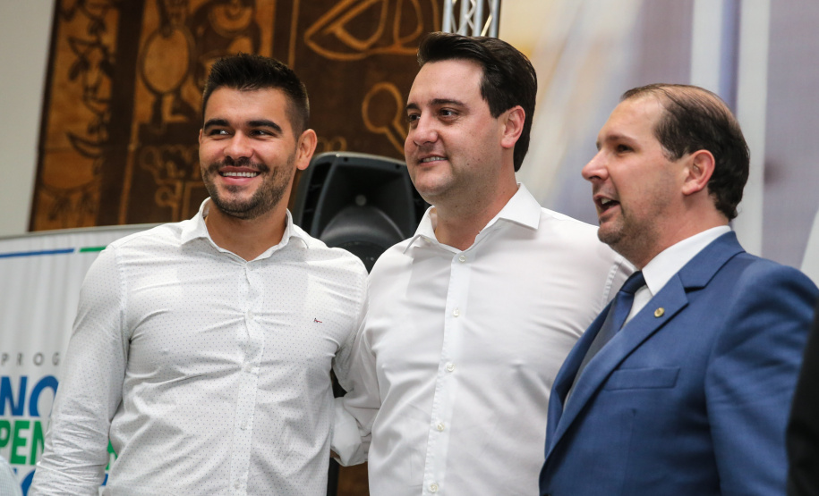 O governador Carlos Massa Ratinho Junior confirma nesta terça-feira (22) recursos para investimentos em infraestrutura escolar. Serão emitidas ordens de serviço para início de obras de reparos e melhorias e autorizadas novas licitações, envolvendo mais de 100 escolas, em todas as regiões do Estado   Curitiba, 22/10/2019 - Foto: Geraldo Bubniak/AEN