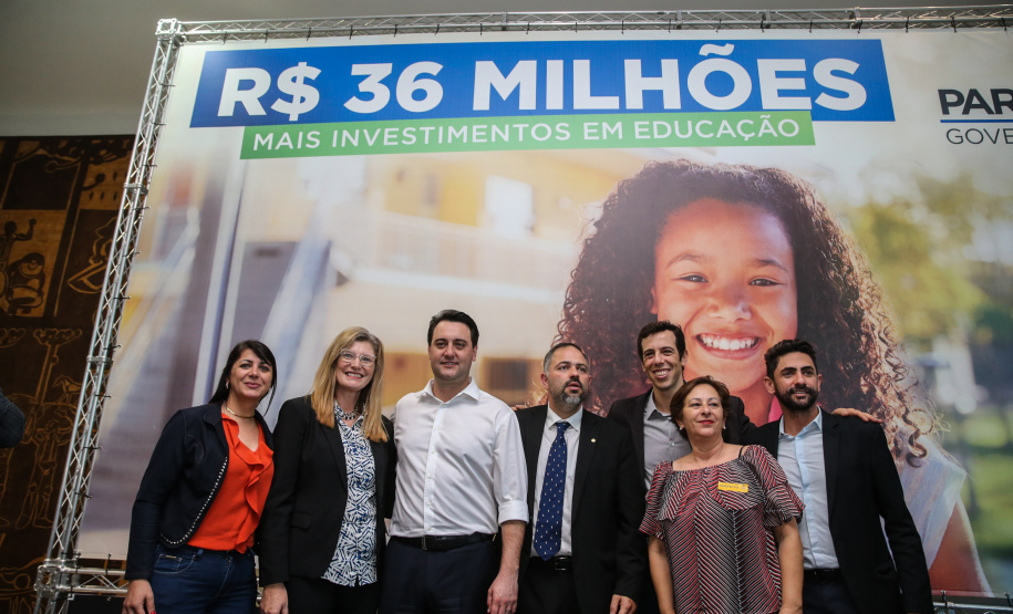 O governador Carlos Massa Ratinho Junior confirma nesta terça-feira (22) recursos para investimentos em infraestrutura escolar. Serão emitidas ordens de serviço para início de obras de reparos e melhorias e autorizadas novas licitações, envolvendo mais de 100 escolas, em todas as regiões do Estado   Curitiba, 22/10/2019 - Foto: Geraldo Bubniak/AEN