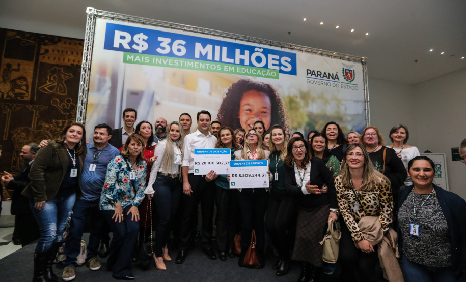 O governador Carlos Massa Ratinho Junior confirma nesta terça-feira (22) recursos para investimentos em infraestrutura escolar. Serão emitidas ordens de serviço para início de obras de reparos e melhorias e autorizadas novas licitações, envolvendo mais de 100 escolas, em todas as regiões do Estado   Curitiba, 22/10/2019 - Foto: Geraldo Bubniak/AEN