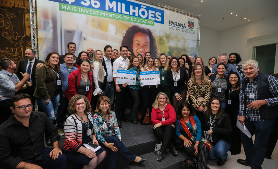 O governador Carlos Massa Ratinho Junior confirma nesta terça-feira (22) recursos para investimentos em infraestrutura escolar. Serão emitidas ordens de serviço para início de obras de reparos e melhorias e autorizadas novas licitações, envolvendo mais de 100 escolas, em todas as regiões do Estado   Curitiba, 22/10/2019 - Foto: Geraldo Bubniak/AEN