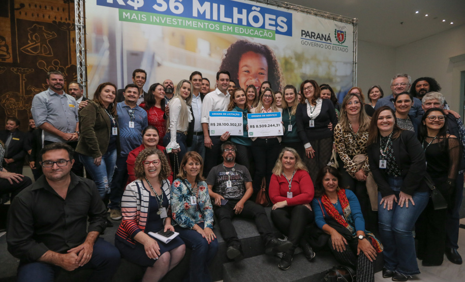O governador Carlos Massa Ratinho Junior confirma nesta terça-feira (22) recursos para investimentos em infraestrutura escolar. Serão emitidas ordens de serviço para início de obras de reparos e melhorias e autorizadas novas licitações, envolvendo mais de 100 escolas, em todas as regiões do Estado   Curitiba, 22/10/2019 - Foto: Geraldo Bubniak/AEN