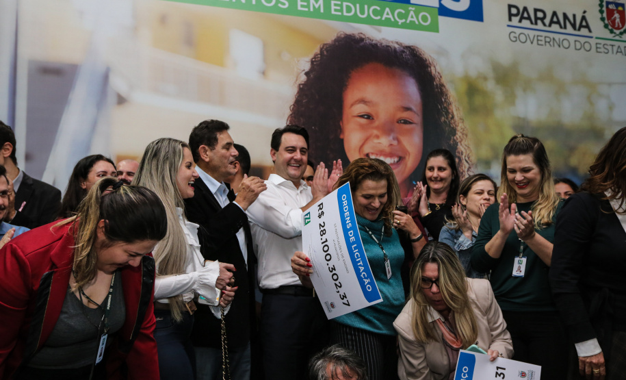 O governador Carlos Massa Ratinho Junior confirma nesta terça-feira (22) recursos para investimentos em infraestrutura escolar. Serão emitidas ordens de serviço para início de obras de reparos e melhorias e autorizadas novas licitações, envolvendo mais de 100 escolas, em todas as regiões do Estado   Curitiba, 22/10/2019 - Foto: Geraldo Bubniak/AEN