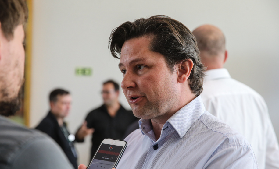 O governador Carlos Massa Ratinho Junior confirma nesta terça-feira (22) recursos para investimentos em infraestrutura escolar. Serão emitidas ordens de serviço para início de obras de reparos e melhorias e autorizadas novas licitações, envolvendo mais de 100 escolas, em todas as regiões do Estado. Na foto o prefeito de Palotina, Jucenir Stentzler.   Curitiba, 22/10/2019 - Foto: Geraldo Bubniak/AEN