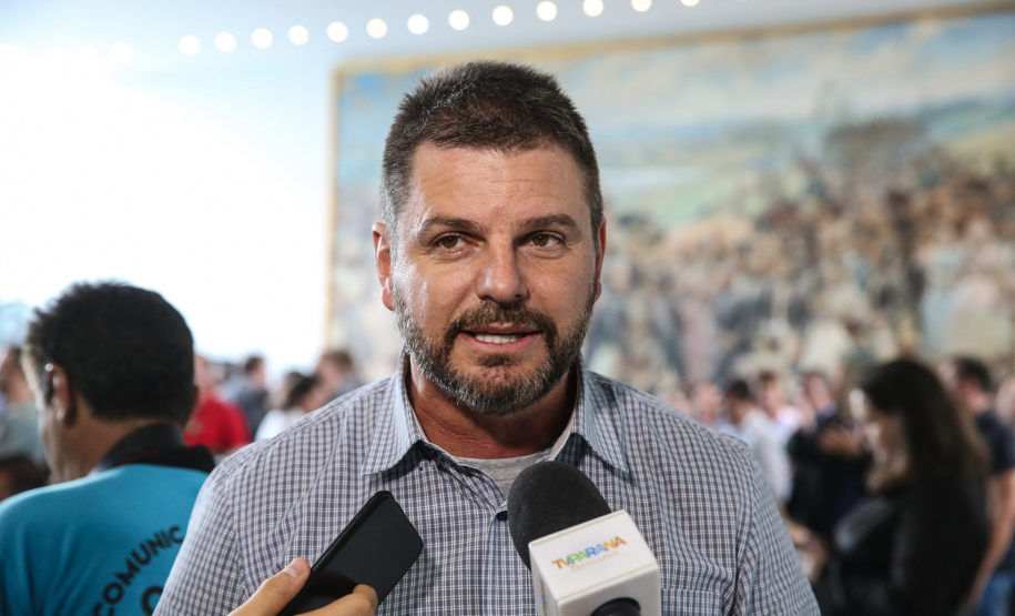 O governador Carlos Massa Ratinho Junior confirma nesta terça-feira (22) recursos para investimentos em infraestrutura escolar. Serão emitidas ordens de serviço para início de obras de reparos e melhorias e autorizadas novas licitações, envolvendo mais de 100 escolas, em todas as regiões do Estado. Na foto o prefeito de Fazenda Rio Grande, Marcio Wozniack.   Curitiba, 22/10/2019 - Foto: Geraldo Bubniak/AEN