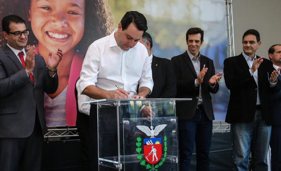 O governador Carlos Massa Ratinho Junior confirma nesta terça-feira (22) recursos para investimentos em infraestrutura escolar. Serão emitidas ordens de serviço para início de obras de reparos e melhorias e autorizadas novas licitações, envolvendo mais de 100 escolas, em todas as regiões do Estado   Curitiba, 22/10/2019 - Foto: Geraldo Bubniak/AEN
