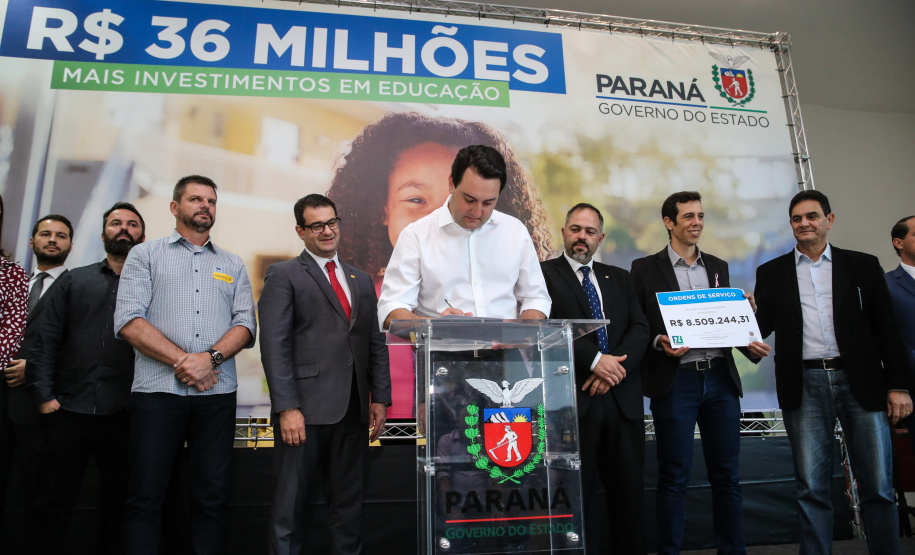 O governador Carlos Massa Ratinho Junior confirma nesta terça-feira (22) recursos para investimentos em infraestrutura escolar. Serão emitidas ordens de serviço para início de obras de reparos e melhorias e autorizadas novas licitações, envolvendo mais de 100 escolas, em todas as regiões do Estado   Curitiba, 22/10/2019 - Foto: Geraldo Bubniak/AEN