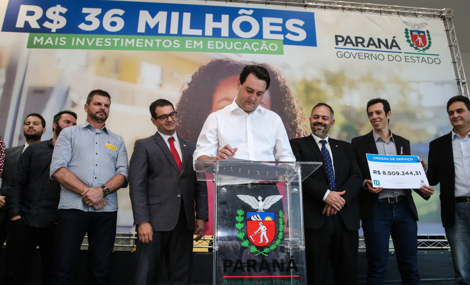O governador Carlos Massa Ratinho Junior confirma nesta terça-feira (22) recursos para investimentos em infraestrutura escolar. Serão emitidas ordens de serviço para início de obras de reparos e melhorias e autorizadas novas licitações, envolvendo mais de 100 escolas, em todas as regiões do Estado   Curitiba, 22/10/2019 - Foto: Geraldo Bubniak/AEN