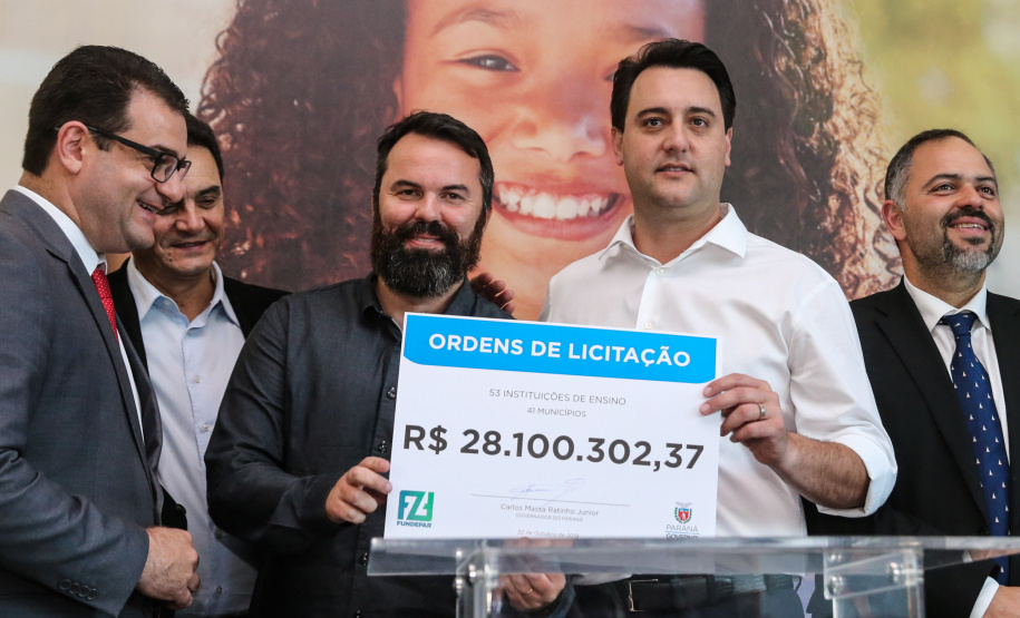 O governador Carlos Massa Ratinho Junior confirma nesta terça-feira (22) recursos para investimentos em infraestrutura escolar. Serão emitidas ordens de serviço para início de obras de reparos e melhorias e autorizadas novas licitações, envolvendo mais de 100 escolas, em todas as regiões do Estado   Curitiba, 22/10/2019 - Foto: Geraldo Bubniak/AEN