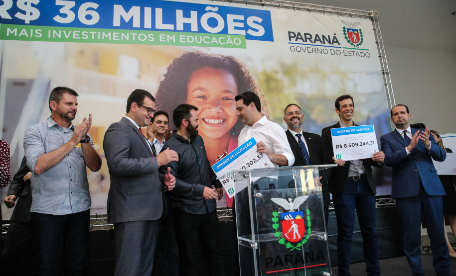 O governador Carlos Massa Ratinho Junior confirma nesta terça-feira (22) recursos para investimentos em infraestrutura escolar. Serão emitidas ordens de serviço para início de obras de reparos e melhorias e autorizadas novas licitações, envolvendo mais de 100 escolas, em todas as regiões do Estado   Curitiba, 22/10/2019 - Foto: Geraldo Bubniak/AEN
