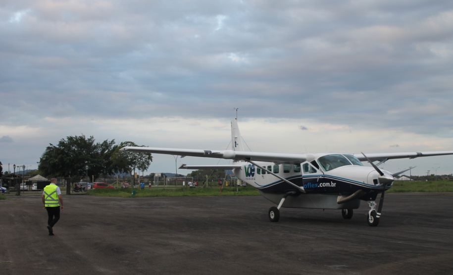 O novo voo entre Paranaguá e Curitiba, lançado nesta terça-feira (22), dura apenas 25 minutos, mas conecta o principal porto do Estado e um dos maiores em movimentação de cargas do País a qualquer destino no mundo. Serão seis voos semanais (três de ida e três de volta), nas terças, quintas e sextas. Foto:Folha do Litoral News