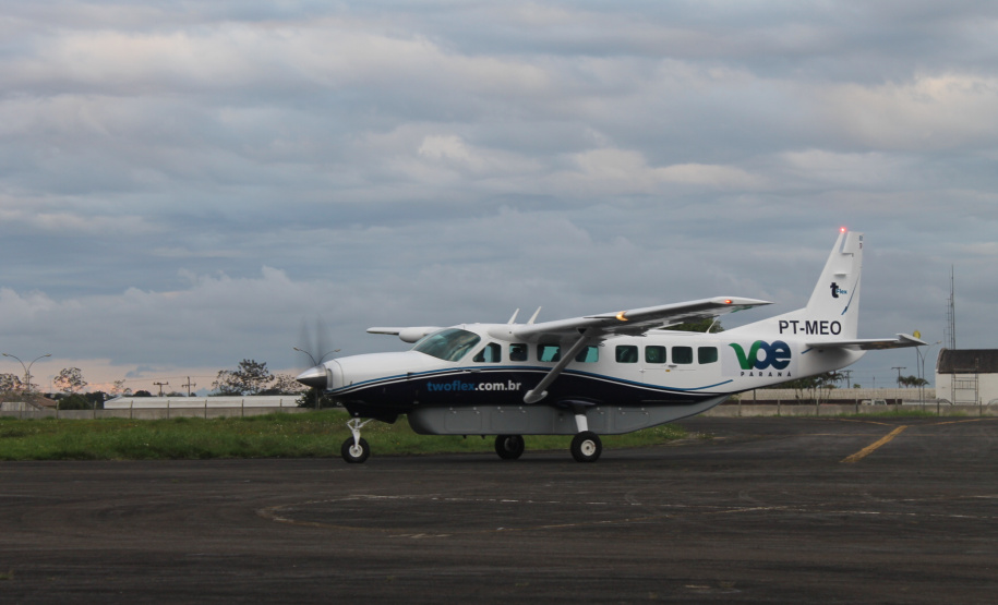 O novo voo entre Paranaguá e Curitiba, lançado nesta terça-feira (22), dura apenas 25 minutos, mas conecta o principal porto do Estado e um dos maiores em movimentação de cargas do País a qualquer destino no mundo. Serão seis voos semanais (três de ida e três de volta), nas terças, quintas e sextas. Foto:Folha do Litoral News