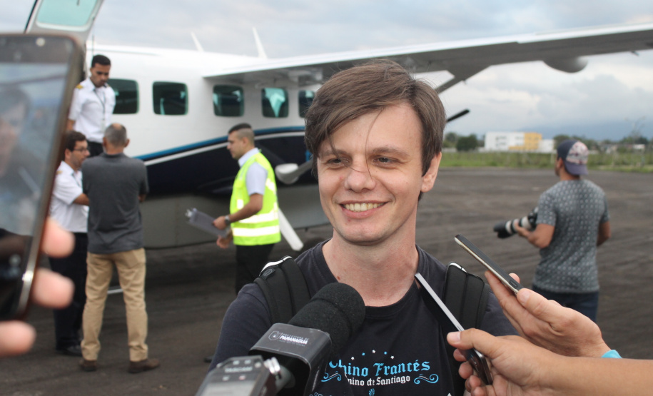 O novo voo entre Paranaguá e Curitiba, lançado nesta terça-feira (22), dura apenas 25 minutos, mas conecta o principal porto do Estado e um dos maiores em movimentação de cargas do País a qualquer destino no mundo. Na foto, o passageiro Alexandro Kurovski. Foto:Folha do Litoral News