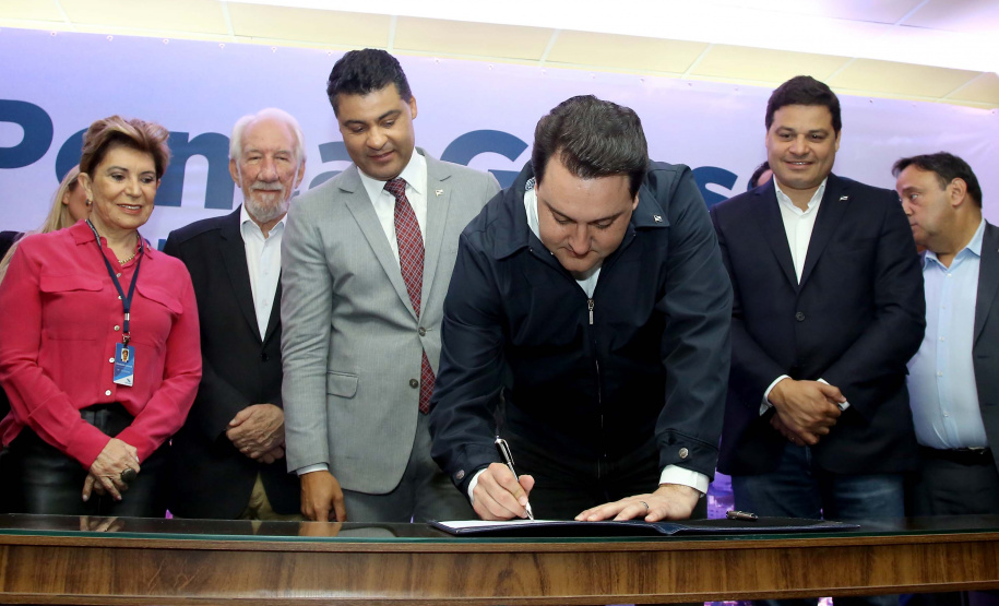 O governador Carlos Massa Ratinho Junior, acompanhado do prefeito Marcelo Rangel, do vice-governador Darci Piana e de diversas autoridades, assinou o decreto que transfere temporariamente a sede do governo estadual para o município. A iniciativa coincide com a Feira Paraná, que acontece de 18 a 27 de outubro.Foto:Jaelson Lucas / AEN