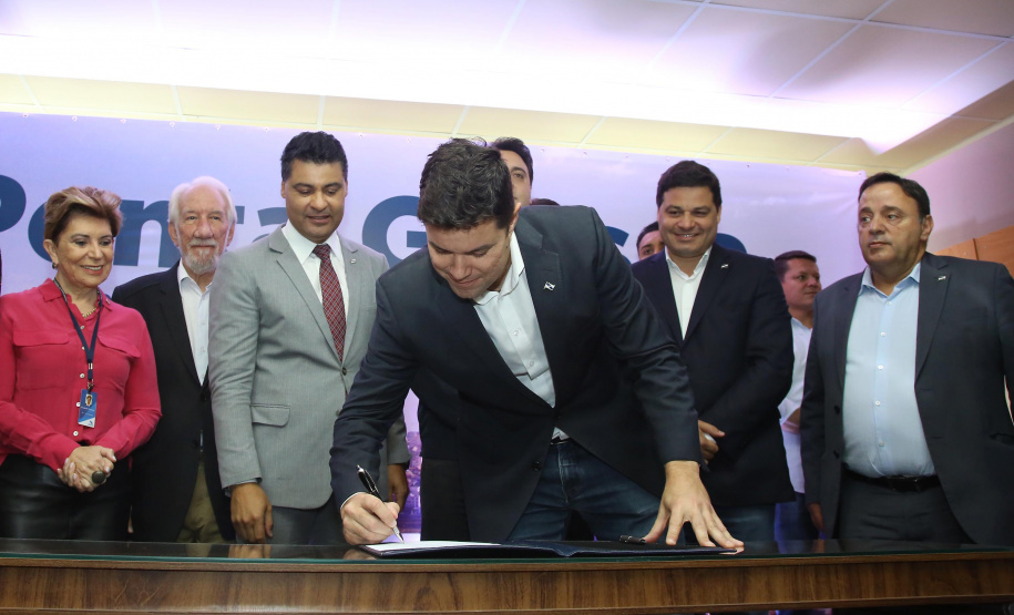 O governador Carlos Massa Ratinho Junior, acompanhado do prefeito Marcelo Rangel, do vice-governador Darci Piana e de diversas autoridades, assinou o decreto que transfere temporariamente a sede do governo estadual para o município. A iniciativa coincide com a Feira Paraná, que acontece de 18 a 27 de outubro.Foto:Jaelson Lucas / AEN